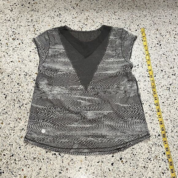 Lululemon black gray snake sheer panel top shirt 6 - Picture 1 of 5